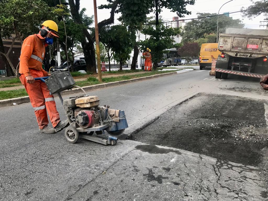 Imagem de funcionários realizando o serviço de Tapa Buracos na Av. José Maria Fernandes